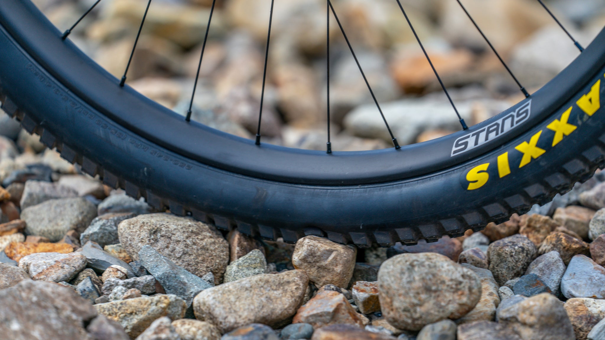Tubeless tire and wheel